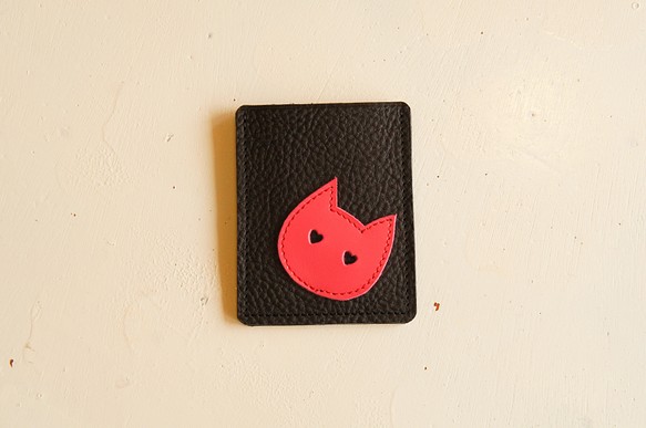 猫のアップリケが可愛い シボ入り牛革製 差し込みタイプ カードケース CC2N056 ブラック×ピンク カード入れ 1枚目の画像