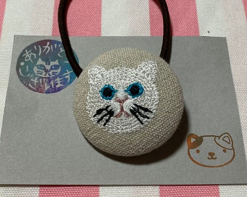 愛くるしい猫ちゃんのヘアゴム くるみボタン 刺繍くるみボタン