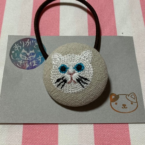 愛くるしい猫ちゃんのヘアゴム くるみボタン 刺繍くるみボタン