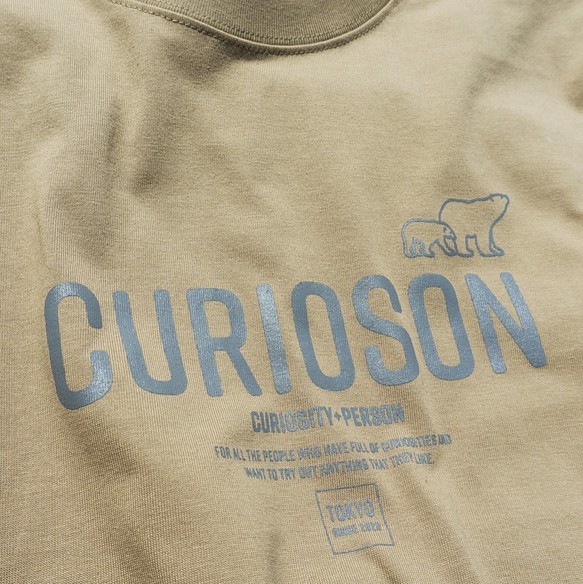 超SALE CURIOSON オリジナル クマ ロゴ Tシャツ 6.2oz（サンドカーキ）Lサイズ残り1点のみ 1枚目の画像