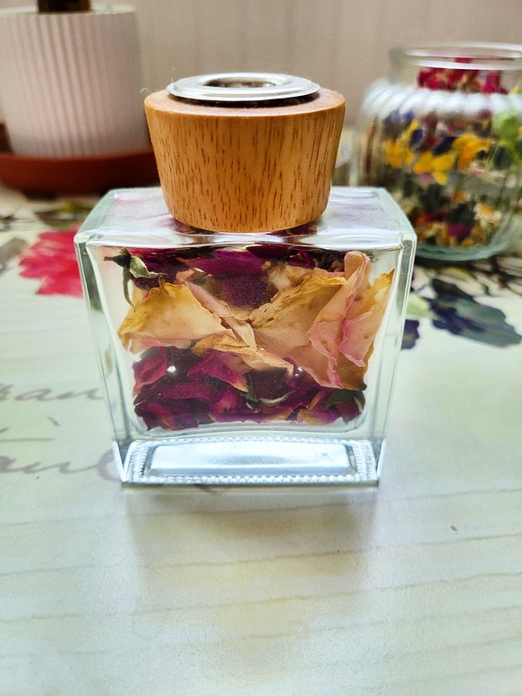 薔薇のドライフラワー、香水瓶漬け 1枚目の画像