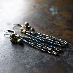法國古董切割鋼和金屬珠，鋼藍珠，民族鈴鐺 4 排耳環 第1張的照片