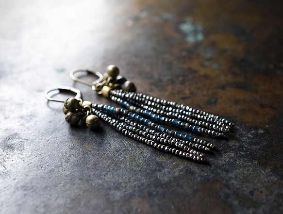 法國古董切割鋼和金屬珠，鋼藍珠，民族鈴鐺 4 排耳環 第1張的照片