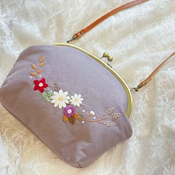 《即納》お花畑のショルダーバッグ（ブラウン）　～手刺繍のがま口バッグ～ 1枚目の画像