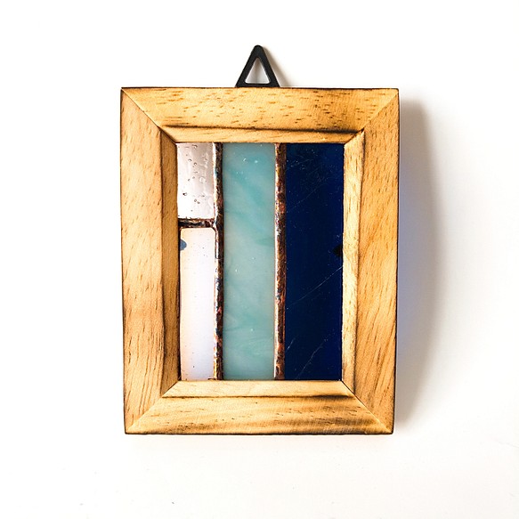 ステンドグラス　アンティーク調　木製の壁掛け額縁つき　シックなブルー系 1枚目の画像