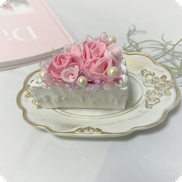 【ギフトにも最適】本物のケーキのようなフラワーケーキ アーティフィシャルフラワー 造花 フラワーアート ショートケーキ型 1枚目の画像