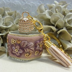 キーホルダー バックチャーム香水瓶 インド刺繡プチギフトココア 1枚目の画像