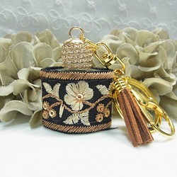 キーホルダー バックチャーム香水瓶 インド刺繡プチギフトブラック 1枚目の画像