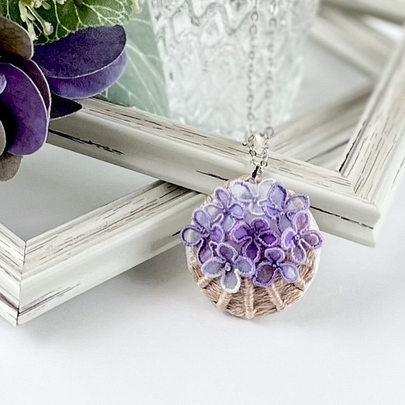 紫陽花と花かごのネックレス 1枚目の画像