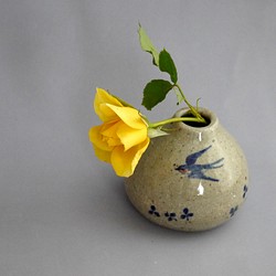 &lt;父親節禮物&gt;民間藝術風格小壺“三葉草燕子”（陶花瓶） 第1張的照片