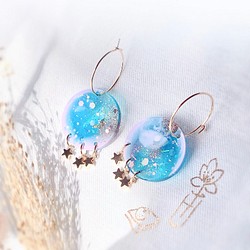 -iridescent blue night hoop resin earrings- レジンフープピアス 1枚目の画像