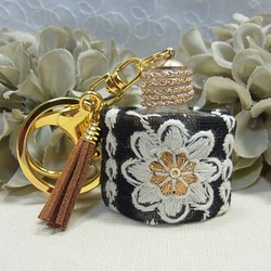 キーホルダー バックチャーム香水瓶 インド刺繡プチギフトホワイトフラワー 1枚目の画像
