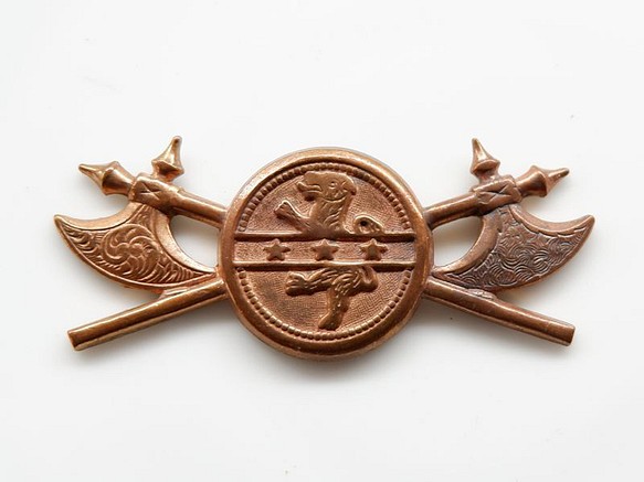 ヴィンテージ　真鍮製エンブレム　紋章【バットルアックス横向きB】2個 1枚目の画像