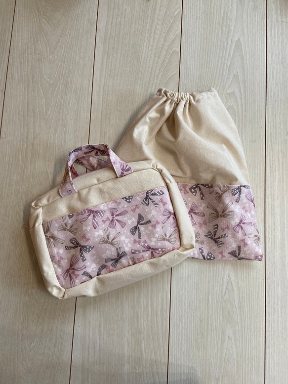 リボン柄のオムツポーチとお着替え袋のセット 1枚目の画像