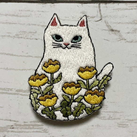 手刺繍オリジナルブローチ＊花咲く猫 1枚目の画像