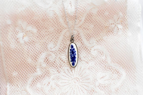 ヴィンテージ デルフト陶器のペンダント 青い花 ネックレス 1枚目の画像