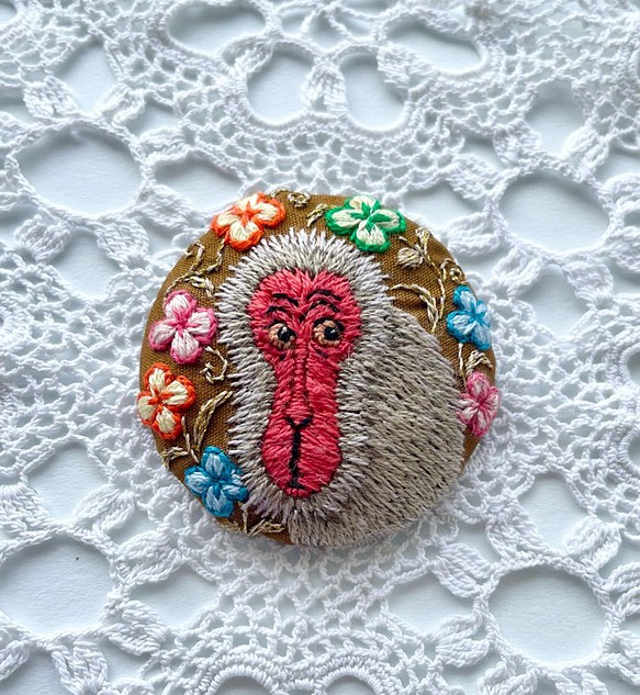 刺繍猿ブローチ お猿さんとアジアンフラワー 1枚目の画像