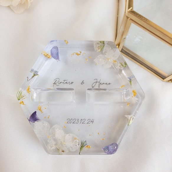 白の紫陽花と藤の花の花びらのレジンリングピロー×ゴールドガラスケース 1枚目の画像