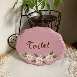 トールペイントで描いたお洒落なマーガレットのトイレプレート