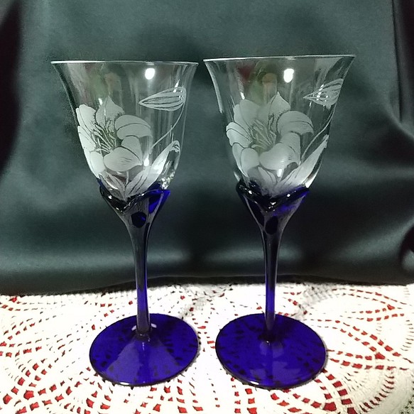 【訳あり割引】グラスリッツェン　ワイングラス2個セット　百合の彫刻 1枚目の画像