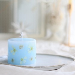 白い小花のキャンドル(ブルー) 1枚目の画像