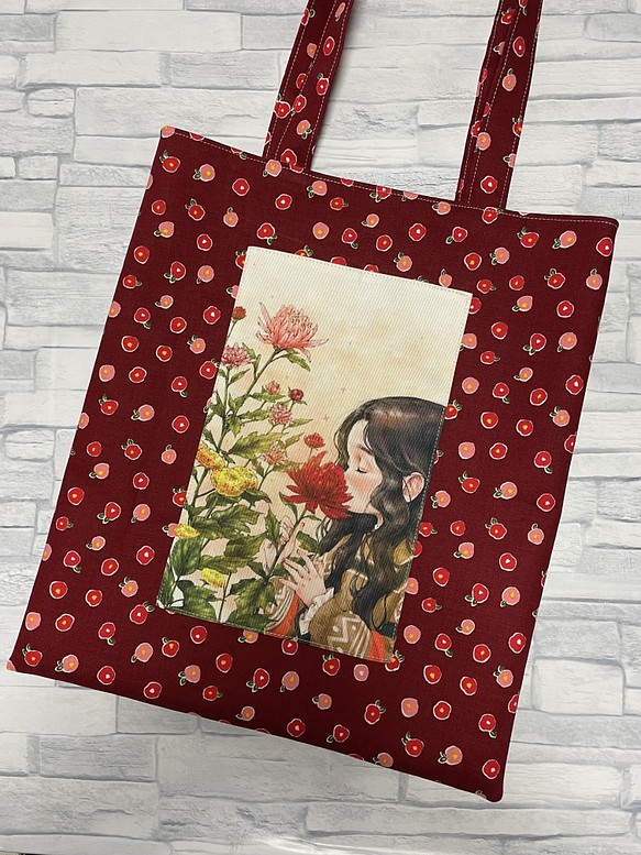 ぺたんこトートバッグ　赤い花と女の子 1枚目の画像