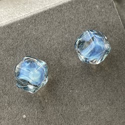 ガラスキューブ　神秘的な青色のガラスピアス　アレルギー対応 1枚目の画像