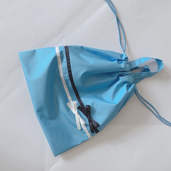 持ち手つき巾着　防水プールバック　ライトブルー×紺白リボン 1枚目の画像