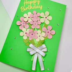 グリーン、ピンク、イエローのかわいいデザインカラーの立体的な手作りバースデーカードです。デザインは花束と鉢植えのデザイン 1枚目の画像