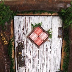 Ryokuha様専用【コンセントカバー】可愛い妖精の扉のスイッチ＆コンセントカバーボックス（ピンク窓） 1枚目の画像