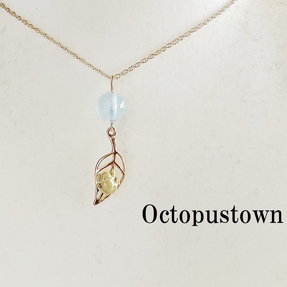 海の精の宝物 アクアマリンと蛙と葉っぱのネックレス（天然石/ゴールドカラー） 1枚目の画像