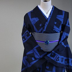 手染め型染浴衣　濃紺+青　染めのテキスタイルデザインがシックモダン　コシノジュンコ　お袖長めモアトールサイズ　裄70ｃｍ 1枚目の画像