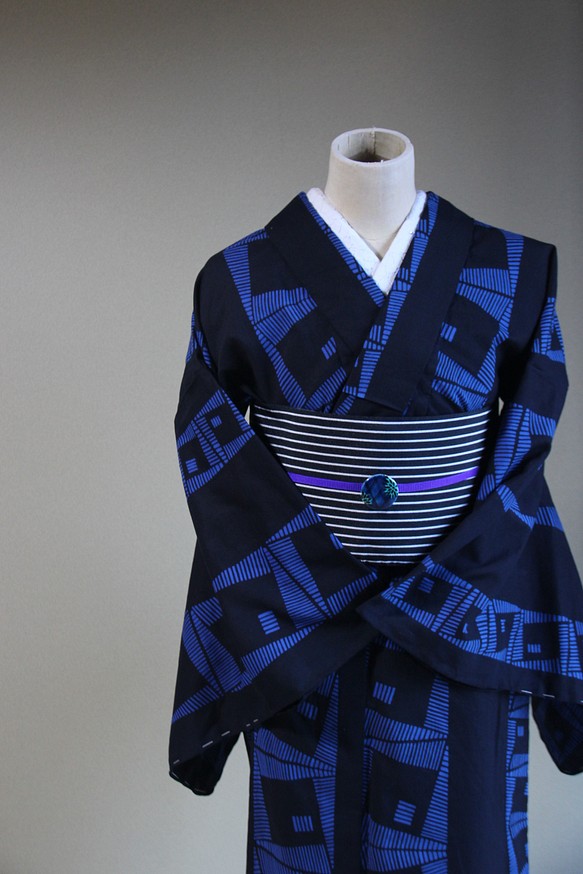 手染め型染浴衣　濃紺+青　染めのテキスタイルデザインがシックモダン　コシノジュンコ　お袖長めモアトールサイズ　裄70ｃｍ 1枚目の画像