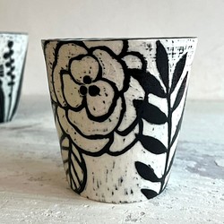 楊彫りシリーズ-椿の花白磁ハンドカップ/箸立て/ペンホルダー/花瓶_陶器ティーカップ 1枚目の画像