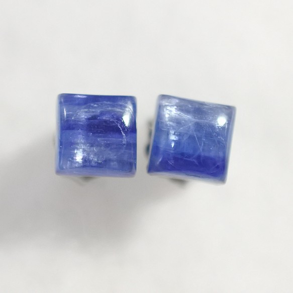 （獨一無二的商品）藍晶石耳釘（6mm 方形，鈦柱） 第1張的照片