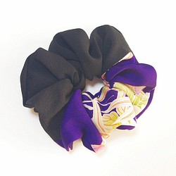 大き目　着物シュシュ 　黒×紫に梅 　着物リメイク 1枚目の画像