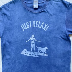 送料無料　のんびりとJUST RELAX! サーファーガール ゴールデンレトリバー 藍染メッセージTシャツ サーフィン 1枚目の画像