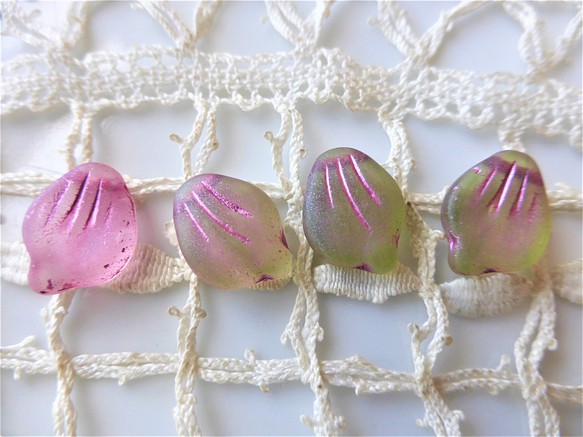 ミニ花びら　渋緑ピンク　チェコビーズCzech Glass Beads4個 1枚目の画像