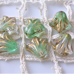 ユリ　透明緑金　チェコビーズczech beads 6個 1枚目の画像
