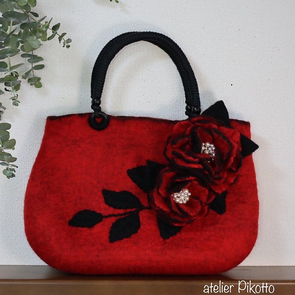 【受注制作】羊毛フェルトバック 赤＋黒 赤い花 コサージュ付き 1枚目の画像