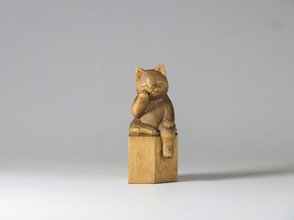 木彫り 弥勒猫　蜜蝋仕上げ　猫仏1705 1枚目の画像