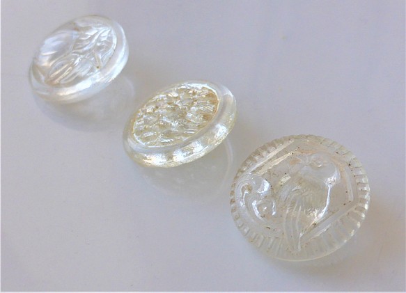 オウム、プラム、つぶつぶ　透明　ヴィンテージチェコビーズVintage Czech Glass Buttons3個 1枚目の画像