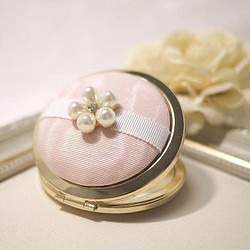 豐盈可愛珍珠花小巧鏡子（粉粉） 第1張的照片