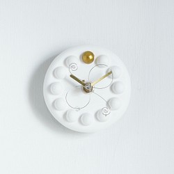 白い時計に金のポイント（9.5cm） 1枚目の画像