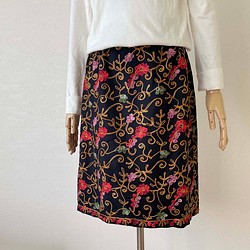 華やかなカシミール刺繍のスカート 黒地 セミタイト M 1枚目の画像