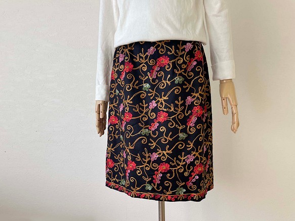 華やかなカシミール刺繍のスカート 黒地 セミタイト M 1枚目の画像