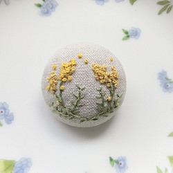 ミモザの花刺繍ブローチ【送料無料】 1枚目の画像