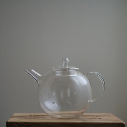 ティーポット。耐熱ガラス。ジャンピングは丸い形がにいい。紅茶ポット1.0㍑(QPW-10) 1枚目の画像