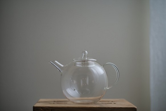 ティーポット。耐熱ガラス。ジャンピングは丸い形がにいい。紅茶ポット1.0㍑(QPW-10) 1枚目の画像
