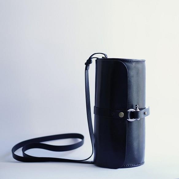 墨黑色 真皮革圓筒斜背包 Roll Bag 都市旅行 輕盈日常 植鞣革 第1張的照片